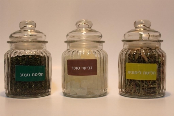 צנצנות חליטות תה